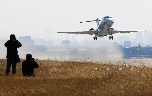 11月28日12時23分,ARJ21-700新支線飛機騰空而起。新華社記者 裴鑫 攝