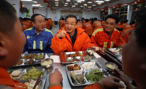 這是1月1日,溫家寶在青島港老港區(qū)職工餐廳和節(jié)日值守的職工們共進(jìn)晚餐。新華社記者 姚大偉 攝