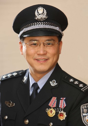 為表彰在2008年抗擊南方部分地區(qū)低溫雨雪冰凍災(zāi)害、抗震救災(zāi)、奧運(yùn)安保等工作中作出突出貢獻(xiàn)的廣東省廣州市公安局越秀分局便衣偵查大隊(duì)大隊(duì)長(zhǎng)朱永章、云南省公安邊防總隊(duì)醫(yī)院院長(zhǎng)陳本善、北京市公安局巡特警總隊(duì)副總隊(duì)長(zhǎng)朱益軍3人,評(píng)選活動(dòng)組委會(huì)授予他們第三屆“我最喜愛(ài)的十大人民警察”評(píng)選活動(dòng)特別獎(jiǎng)。 這是北京市公安局巡特警總隊(duì)副總隊(duì)長(zhǎng)朱益軍。新華社記者 袁滿 攝