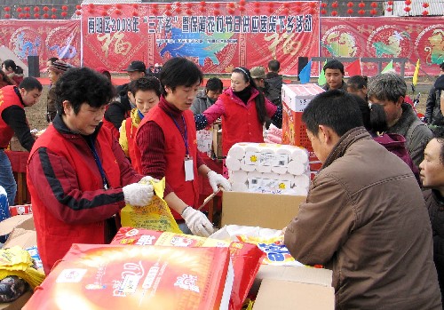 1月10日,村民在年貨讓利直銷活動現(xiàn)場選購年貨。新華社發(fā)(孫魯榮 攝)