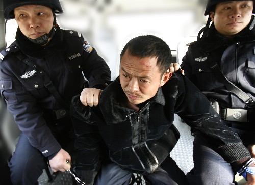 1月11日,公安部A級通緝令通緝的、在湖北隨州殺死8人的犯罪嫌疑人熊振林在武漢被警方抓獲。2009年1月4日晚,湖北省隨州市曾都區(qū)洛陽鎮(zhèn)發(fā)生一起特大兇殺案,共8人遇害,其中包括一名兩歲半的小孩,兇手作案后潛逃。警方隨后初步鎖定犯罪嫌疑人為熊振林,并安排大量警力追捕,對其進(jìn)行公開懸賞通緝。新華社發(fā)(李江林 攝)