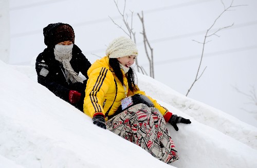 1月11日,游客在沈陽棋盤山冰雪大世界體驗雪滑梯。新華社記者 任勇 攝