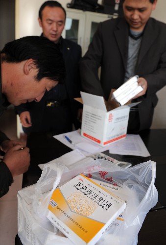 2月14日,大通縣衛(wèi)生部門(mén)的工作人員在集中登記查繳的“雙黃連注射液”。 2月9日至10日,青海省大通回族土族自治縣發(fā)生三例疑似雙黃連注射液使用不良反應(yīng)事件,并造成一例死亡。新華社記者 侯德強(qiáng) 攝