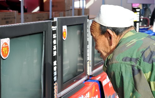 2月28日,寧夏賀蘭縣立崗鎮(zhèn)農(nóng)民馬占國在仔細(xì)觀看“家電下鄉(xiāng)”產(chǎn)品。當(dāng)日,寧夏家電下鄉(xiāng)活動在寧夏賀蘭縣立崗鎮(zhèn)正式拉開序幕。從今年2月1日起的4年內(nèi),具有寧夏農(nóng)業(yè)戶籍(含農(nóng)墾)的農(nóng)民,持本人身份證在全區(qū)任何一家指定銷售網(wǎng)點(diǎn)購買國家指定的家電下鄉(xiāng)產(chǎn)品,可獲得該產(chǎn)品銷售價(jià)格15%到20%的財(cái)政補(bǔ)貼。寧夏家電下鄉(xiāng)活動預(yù)計(jì)4年內(nèi)可累計(jì)拉動消費(fèi)數(shù)十億元。新華社記者 劉泉龍 攝