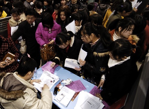 3月7日,應聘者聚集在展位前。 當日,由山東省婦聯、勞動和社會保障廳聯合主辦的“山東女性創(chuàng)業(yè)就業(yè)公益專場招聘會”在濟南舜耕國際會展中心舉行。200余家單位提供27300多個就業(yè)崗位及11個創(chuàng)業(yè)項目,吸引了數以萬計的女士前來應聘、咨詢。新華社記者 范長國 攝