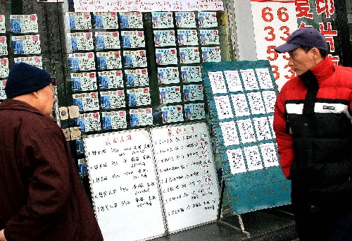 3月7日,路人查看上海市江蘇路上的一家房屋中介所展示的信息。上海二手房指數(shù)辦公室3月6日發(fā)布的統(tǒng)計(jì)報(bào)告顯示,2009年2月份上海全市52個(gè)板塊中有30個(gè)板塊的二手房交易價(jià)格出現(xiàn)下跌,平均跌幅為0.89%,其中普陀區(qū)下跌0.75%,楊浦區(qū)下跌0.73%,虹口區(qū)微跌0.05%,江灣、曲陽(yáng)以及涼城板塊均出現(xiàn)較大幅度的下跌。上海二手房指數(shù)辦公室分析認(rèn)為,2月二手房出現(xiàn)量升價(jià)跌的行情,是市場(chǎng)逐步將利好政策消化的一種反應(yīng)。新華社記者 陳飛 攝