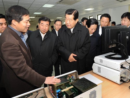 3月27日至28日,中共中央政治局常委、全國政協(xié)主席賈慶林和中共中央政治局委員、國務(wù)院副總理回良玉來到無錫的產(chǎn)業(yè)園區(qū)、企業(yè)車間和農(nóng)村鄉(xiāng)鎮(zhèn),就貫徹落實全國兩會精神,促進(jìn)經(jīng)濟(jì)社會又好又快發(fā)展進(jìn)行調(diào)研。這是3月28日,賈慶林等在無錫生物醫(yī)藥研發(fā)服務(wù)外包區(qū)調(diào)研。 新華社記者 馬占成 攝