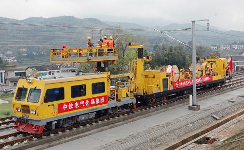 4月3日,在湖南長沙境內(nèi),中鐵電氣化局集團(tuán)西安電化公司職工正在加緊架設(shè)電氣化鐵路接觸網(wǎng)導(dǎo)線。新華社發(fā)(倪樹斌 攝)