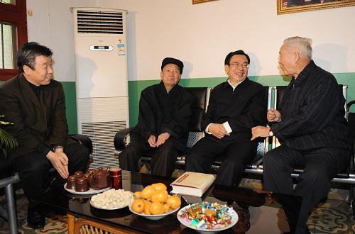 3月29日至4月4日,中共中央政治局常委、中央紀(jì)委書記賀國強(qiáng)在福建省考察。這是3月30日,賀國強(qiáng)看望老紅軍游梅耀(左二)和謝畢真(右一)。新華社記者 黃敬文 攝