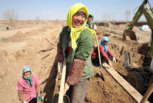 4月10日,引大入秦灌區(qū)甘肅永登縣中川鎮(zhèn)農(nóng)民在建農(nóng)業(yè)大棚。目前,甘肅省永登縣在引大入秦工程調(diào)整供水結(jié)構(gòu)的基礎(chǔ)上,積極發(fā)展高效農(nóng)業(yè)、高新技術(shù)產(chǎn)業(yè)、生態(tài)休閑觀光旅游等產(chǎn)業(yè),對引大灌區(qū)進行綜合開發(fā),使引大工程的社會經(jīng)濟效益得到進一步發(fā)揮。引大入秦工程是將黃河支流——大通河水跨流域引入甘肅蘭州市以北60公里處的秦王川地區(qū)的大型調(diào)水扶貧工程,1976年開工建設(shè),1994年建成通水,目前灌溉面積86萬畝,其中甘肅永登縣占77萬畝。新華社記者 聶建江 攝