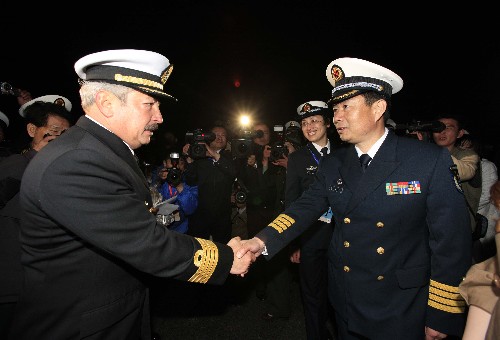 4月18日,韓祥忠大校在碼頭迎接“夸烏特莫克”號指揮官岡薩雷斯海軍上校。新華社記者 查春明 攝