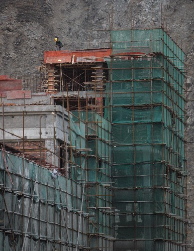 4月18日,工人在汶川一中重建工程施工現(xiàn)場工作。新華社記者 邢廣利 攝