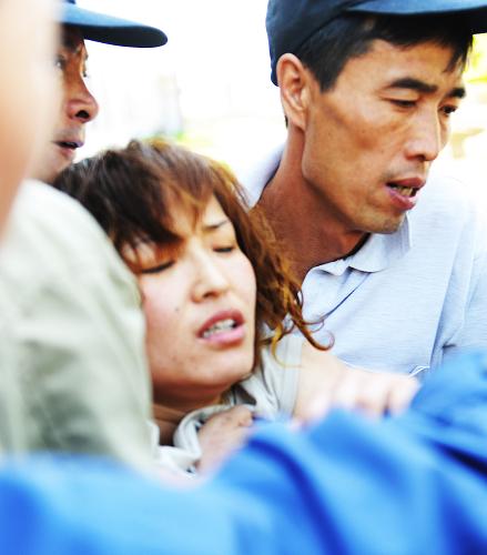 5月14日,吉林化纖集團公司又有一名職工(中)因暈倒被送往醫(yī)院。新華社記者 王昊飛 攝