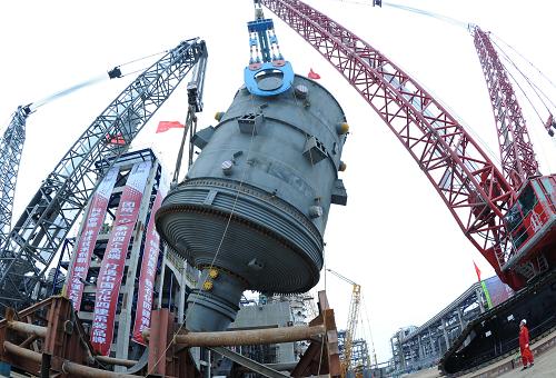 5月15日,中國石化第四建設(shè)公司工程技術(shù)人員在進(jìn)行大型設(shè)備吊裝作業(yè)。天津石化100萬噸/年乙烯及配套項目總重1182噸的大型設(shè)備——循環(huán)氣/水換熱器,由中國石化第四建設(shè)公司工程技術(shù)人員一次吊裝成功。截至目前,天津石化100萬噸乙烯及配套項目已完成158臺大型設(shè)備的吊裝任務(wù),完成總吊裝量的96%,施工整體進(jìn)入最后設(shè)備安裝調(diào)試階段,11月底將實(shí)現(xiàn)全面生產(chǎn)。新華社記者 劉海峰 攝