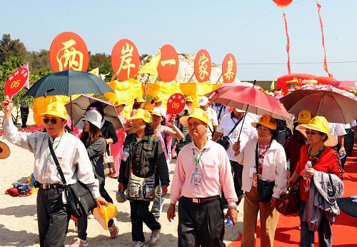 5月15日,直航福建湄洲島謁祖進(jìn)香的臺(tái)胞受到當(dāng)?shù)剜l(xiāng)親的熱烈歡迎。新華社記者 張國(guó)俊 攝