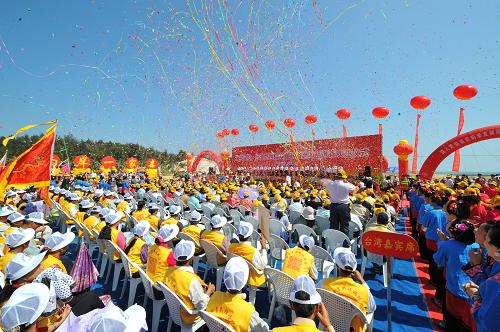 5月15日,歡迎儀式會(huì)場(chǎng)十分熱鬧。新華社記者 何俊昌 攝