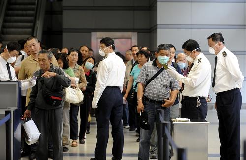 5月15日,在太原機(jī)場,工作人員為旅客辦理入境手續(xù)。近期,太原機(jī)場對入境航班采取了一系列防控措施:設(shè)置確診病例和疑似病例的國家和地區(qū)航班專用機(jī)位、在機(jī)艙內(nèi)對旅客進(jìn)行測溫、在國際進(jìn)港區(qū)設(shè)體溫監(jiān)測關(guān)卡,對航空器及其座椅、有關(guān)地面保障車輛、通道及設(shè)施設(shè)備進(jìn)行消毒,強(qiáng)化工作人員防護(hù)工作等,嚴(yán)控甲型H1N1流感通過太原航空口岸傳播和蔓延。新華社記者 燕雁 攝