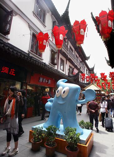 在上海豫園端午文化節(jié)上,游客在和“海寶”合影(5月26日攝)。剛剛過去的半年,上海文化體制改革亮點紛呈:文化產(chǎn)業(yè)逆勢增長,成為經(jīng)濟寒流中的“報春花”;作為“保民生”重要內容的公共文化服務體系建設,讓居住在這座城市的人們心感溫暖……新華社記者 劉穎 攝