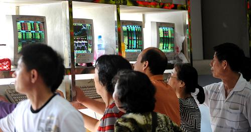 8月25日,股民在沈陽一家證券營業(yè)部關(guān)注股市行情。新華社記者 李鋼 攝