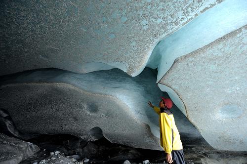8月22日,中科院麗江玉龍雪山冰川與環(huán)境觀測站工作人員在海拔4800多米的地點觀測考察冰洞變化。新華社記者 秦晴 攝