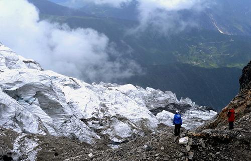 8月22日,中科院麗江玉龍雪山冰川與環(huán)境觀測站工作人員在海拔4680米觀測冰川的寬度變化。新華社記者 秦晴 攝