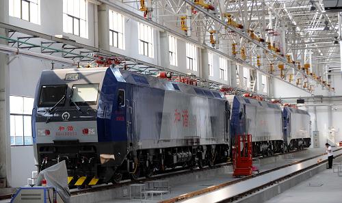 8月19日,南車株機生產(chǎn)的“大力神”電力機車停在庫房內(nèi)。截至8月23日,南車株洲電力機車有限公司(簡稱“南車株機”)在我國電力機車“路外市場”2009年上半年6.66億元招標金額中,取得的訂單超過6.3億元,市場占有率超過94%,居于絕對優(yōu)勢地位。地方、民營或者企業(yè)專用鐵路,每年都要自主采購大量電力機車,這一市場被稱為“(國有鐵路)路外市場”,南車株機作為一家“國字號”企業(yè),在激烈的市場競爭面前,憑借強大的實力,確立了絕對優(yōu)勢,掌握了九成以上的市場份額。新華社記者 趙眾志 攝