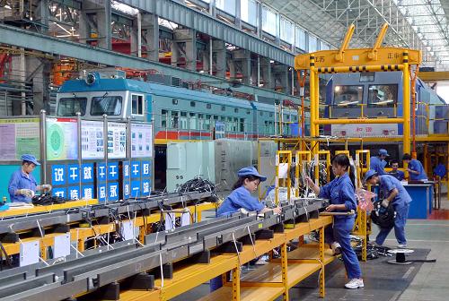 8月20日,南車株機員工在廠房內(nèi)工作。新華社記者 趙眾志 攝