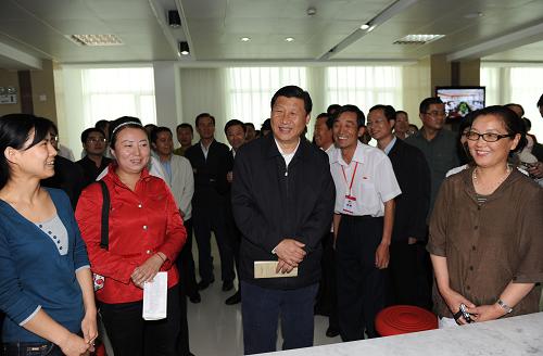8月22日至25日,中共中央政治局常委、中央書記處書記、國家副主席習(xí)近平在內(nèi)蒙古自治區(qū)調(diào)研。這是8月24日,習(xí)近平在呼和浩特市政務(wù)服務(wù)中心考察時(shí)與中心工作人員和群眾交談。新華社記者 黃敬文 攝