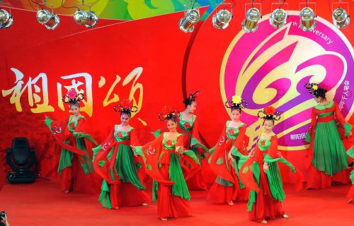 9月9日,演員們用舞蹈為筆會(huì)助興。 當(dāng)日,北京朝陽(yáng)區(qū)舉辦慶祝新中國(guó)成立60周年千人筆會(huì)活動(dòng),近千名書(shū)畫(huà)愛(ài)好者在國(guó)家體育館內(nèi)揮毫潑墨,表達(dá)共迎國(guó)慶的喜慶心情。 新華社記者 羅曉光攝