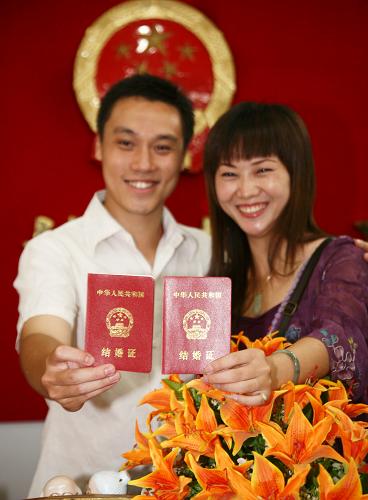 新人扎堆登記結(jié)婚 9月9日,廣西桂林的一對(duì)新人展示剛領(lǐng)到的結(jié)婚證。 2009年9月9日,三個(gè)“9”湊在一起寓意“長(zhǎng)長(zhǎng)久久”,許多情侶將這個(gè)日子選作登記結(jié)婚的佳期,各地的婚姻登記處爆棚。 新華社發(fā)(李凱 攝)
