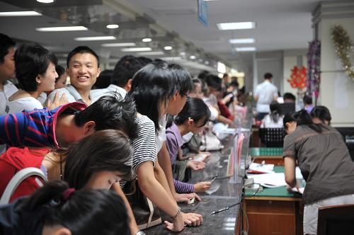 9月9日,許多新人在合肥市廬陽(yáng)區(qū)婚姻登記處辦理結(jié)婚登記手續(xù)。 2009年9月9日,三個(gè)“9”湊在一起寓意“長(zhǎng)長(zhǎng)久久”,許多情侶將這個(gè)日子選作登記結(jié)婚的佳期,各地的婚姻登記處爆棚。 新華社發(fā)(楊曉原 攝)
