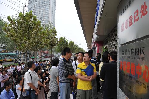 9月9日,眾多新人在合肥市廬陽(yáng)區(qū)婚姻登記處外排隊(duì)等待辦理結(jié)婚登記手續(xù)。 2009年9月9日,三個(gè)“9”湊在一起寓意“長(zhǎng)長(zhǎng)久久”,許多情侶將這個(gè)日子選作登記結(jié)婚的佳期,各地的婚姻登記處爆棚。 新華社發(fā)(楊曉原 攝)