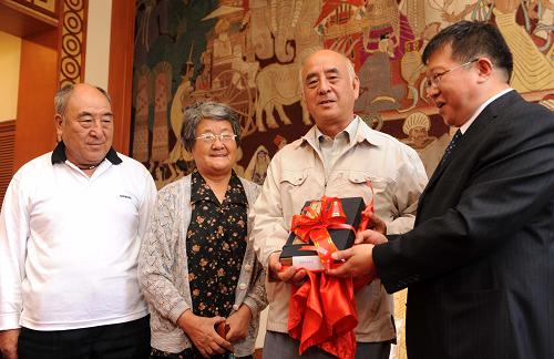 9月9日,北京市民朱琨兄妹(右二、右三)向國家圖書館捐贈珍藏多年的民國22年刻本《重修朱氏家譜》。當(dāng)日,為慶祝國家圖書館建館100周年,國家圖書館在北京舉行捐贈儀式,接受著名學(xué)者錢存訓(xùn)、陳慶年的手稿及刻本《重修朱氏家譜》的捐贈。新華社記者金良快攝