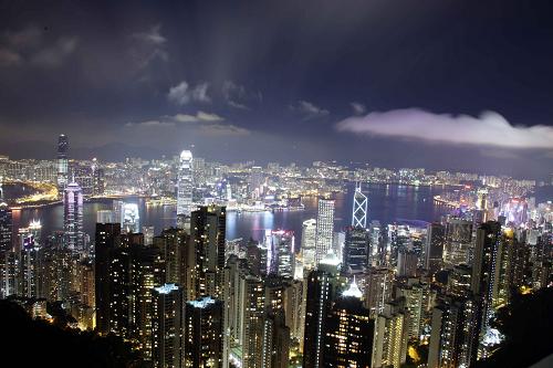 這是鳥瞰維港夜景。維港夜景被譽(yù)為“世界三大夜景”之一,2004年開始,“幻彩詠香江”為這一動(dòng)人的景色再添重彩——超過40座建筑物充當(dāng)演員,每晚聯(lián)袂獻(xiàn)上一臺(tái)美妙無比的13分鐘40秒激光音樂會(huì)演。新華社記者 張燕輝 攝