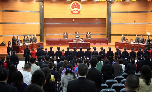 10月21日,重慶“打黑大審判”第一案宣判,重慶市第一中級人民法院對楊天慶等9人“涉黑”案進(jìn)行一審公開宣判,楊天慶犯組織、領(lǐng)導(dǎo)黑社會性質(zhì)組織罪,故意傷害罪等被判處死刑;劉成虎犯參加黑社會性質(zhì)組織罪、故意殺人罪等被判處死刑;骨干成員簡紹坤、曾川被判處死刑,緩期兩年執(zhí)行;其余被告人分別被判處無期徒刑、九年至十八年不等有期徒刑。新華社發(fā)