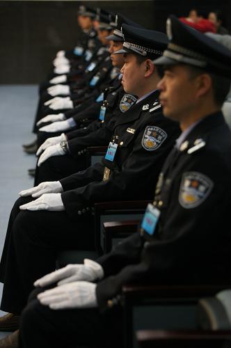 10月21日,法警在庭審現(xiàn)場。新華社發(fā)