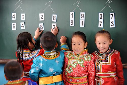 10月21日,內(nèi)蒙古錫林郭勒盟西烏珠穆沁旗蒙古小學(xué)一年級學(xué)生在數(shù)學(xué)課上。新華社記者 張領(lǐng) 攝