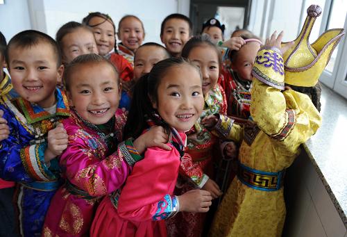 10月21日,內(nèi)蒙古錫林郭勒盟西烏珠穆沁旗蒙古小學(xué)一年級學(xué)生課間玩耍。新華社記者 張領(lǐng) 攝