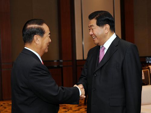 賈慶林會(huì)見(jiàn)宋楚瑜 11月7日,中共中央政治局常委、全國(guó)政協(xié)主席賈慶林在寧波會(huì)見(jiàn)親民黨主席宋楚瑜。 新華社記者 饒愛(ài)民 攝