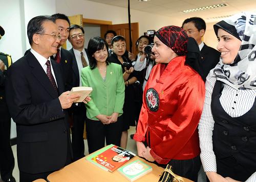 溫家寶視察開羅中國(guó)文化中心 11月7日,國(guó)務(wù)院總理溫家寶在開羅視察開羅中國(guó)文化中心。這是在文化中心圖書館內(nèi),溫家寶與埃及學(xué)生親切交談。 新華社記者李濤攝