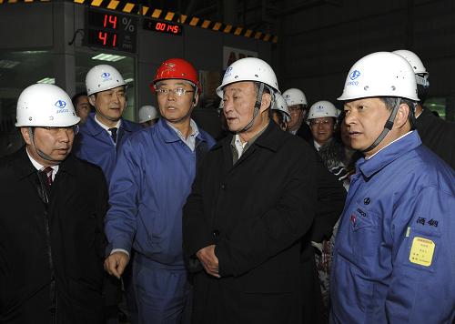 11月9日至14日,中共中央政治局常委、全國人大常委會(huì)委員長吳邦國在甘肅調(diào)研。這是11月11日,吳邦國在位于嘉峪關(guān)市的酒泉鋼鐵集團(tuán)公司調(diào)研。新華社記者 李學(xué)仁 攝