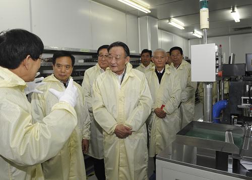 這是11月13日,吳邦國在天水華天電子集團(tuán)調(diào)研。新華社記者 李學(xué)仁 攝