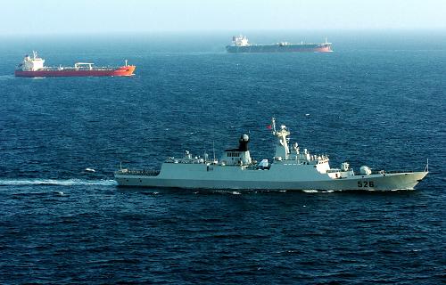 11月13日,在亞丁灣海域,中國海軍第四批護(hù)航編隊(duì)的“溫州”號導(dǎo)彈護(hù)衛(wèi)艦(前)為商船護(hù)航。新華社記者 郭剛 攝