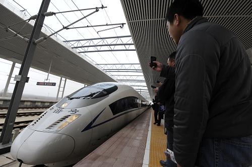 12月26日10時,一支由600人組成的旅游推介和招商引資代表團乘上武廣客運專線首趟專列,從鄂南山區(qū)咸寧市咸寧北火車站出發(fā),以當(dāng)今最快的列車速度“飛”往廣州,開展系列營銷推廣活動。咸寧市地處長江中游鄂湘贛三省交界處,是湖北對外開放的“南大門”。武廣客運專線的開通,一下子拉近了老區(qū)與改革開放前沿的時空距離,從咸寧到廣州只需3個多小時,比原來京廣線縮短了7個小時。到武漢只需15分鐘,到長沙也只要1個小時。新華社記者 皮曙初 攝