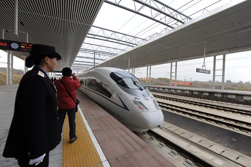 12月26日10時,一支由600人組成的旅游推介和招商引資代表團乘上武廣客運專線首趟專列,從鄂南山區(qū)咸寧市咸寧北火車站出發(fā),以當(dāng)今最快的列車速度“飛”往廣州,開展系列營銷推廣活動。咸寧市地處長江中游鄂湘贛三省交界處,是湖北對外開放的“南大門”。武廣客運專線的開通,一下子拉近了老區(qū)與改革開放前沿的時空距離,從咸寧到廣州只需3個多小時,比原來京廣線縮短了7個小時。到武漢只需15分鐘,到長沙也只要1個小時。新華社記者 皮曙初 攝