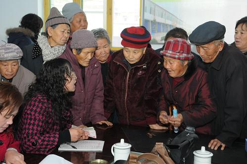 山西省靈石縣靜升鎮(zhèn)尹方村60歲以上的老人正在領(lǐng)取基礎(chǔ)養(yǎng)老金(12月3日攝)。靈石縣是全國(guó)新農(nóng)保試點(diǎn)之一,全縣10.5萬(wàn)多名適齡農(nóng)民已有9.5萬(wàn)多人參保,參保率達(dá)90%以上。 養(yǎng)老保障是農(nóng)村面臨的重大問(wèn)題,尤其是子女長(zhǎng)期在外打工,農(nóng)村空巢老人越來(lái)越多。 2009年,我國(guó)政府進(jìn)一步明確“個(gè)人繳費(fèi)、集體補(bǔ)助、政府補(bǔ)貼相結(jié)合”的政策原則,農(nóng)村養(yǎng)老新政在期許中起步。全國(guó)10%的縣(市、區(qū))開(kāi)展新農(nóng)保試點(diǎn)。新華社發(fā)(王勁 攝)