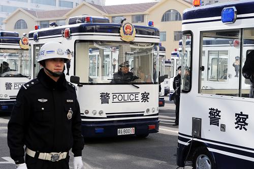 12月26日,一名警察在“流動(dòng)警務(wù)室”派發(fā)出警儀式現(xiàn)場執(zhí)勤。當(dāng)日,山東省首批“流動(dòng)警務(wù)室”在青島舉行派發(fā)出警儀式,35部“流動(dòng)警務(wù)室”隨即開往商貿(mào)中心、旅游景點(diǎn)、車站碼頭等區(qū)域上崗值勤。據(jù)了解,作為公安部門新研發(fā)的警務(wù)流動(dòng)基站,“流動(dòng)警務(wù)室”內(nèi)配備有各種基本的警務(wù)裝備,便于警力向街面派駐延伸,就近方便群眾,使發(fā)生在社會(huì)面上各類警情和突發(fā)事件能第一時(shí)間得到處置,協(xié)助構(gòu)建起城市防控高效快捷的平安網(wǎng)絡(luò)。新華社記者 李紫恒 攝