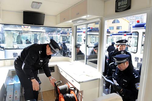 12月26日,民警在對“流動(dòng)警務(wù)室”內(nèi)配套設(shè)施進(jìn)行清點(diǎn)接收。新華社記者 李紫恒 攝