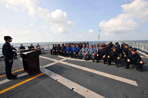 12月26日,在中國海軍第四批護航編隊的“馬鞍山”艦上,一名護航海軍戰(zhàn)士參加主題為“我自豪,我是護航人”的演講活動。新華社記者 楊志剛 攝
