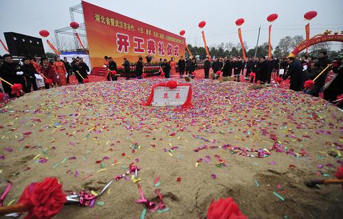 12月26日,湖北省5條高速公路同時(shí)開工。5條高速公路分別是:硚口至孝感高速公路、天河機(jī)場(chǎng)第二通道、天河機(jī)場(chǎng)北連接線、谷城至竹溪高速公路、十堰至白河高速公路。這5條高速公路的建設(shè),將極大地緩解武漢城區(qū)交通壓力,有利于將武漢建設(shè)成為國(guó)家綜合交通樞紐,實(shí)現(xiàn)多種運(yùn)輸方式相互銜接,對(duì)于完善公路網(wǎng)布局,促進(jìn)中部崛起戰(zhàn)略和西部大開發(fā)戰(zhàn)略,加強(qiáng)中、西部地區(qū)的聯(lián)系與交流,具有重要意義。新華社記者 郝同前 攝